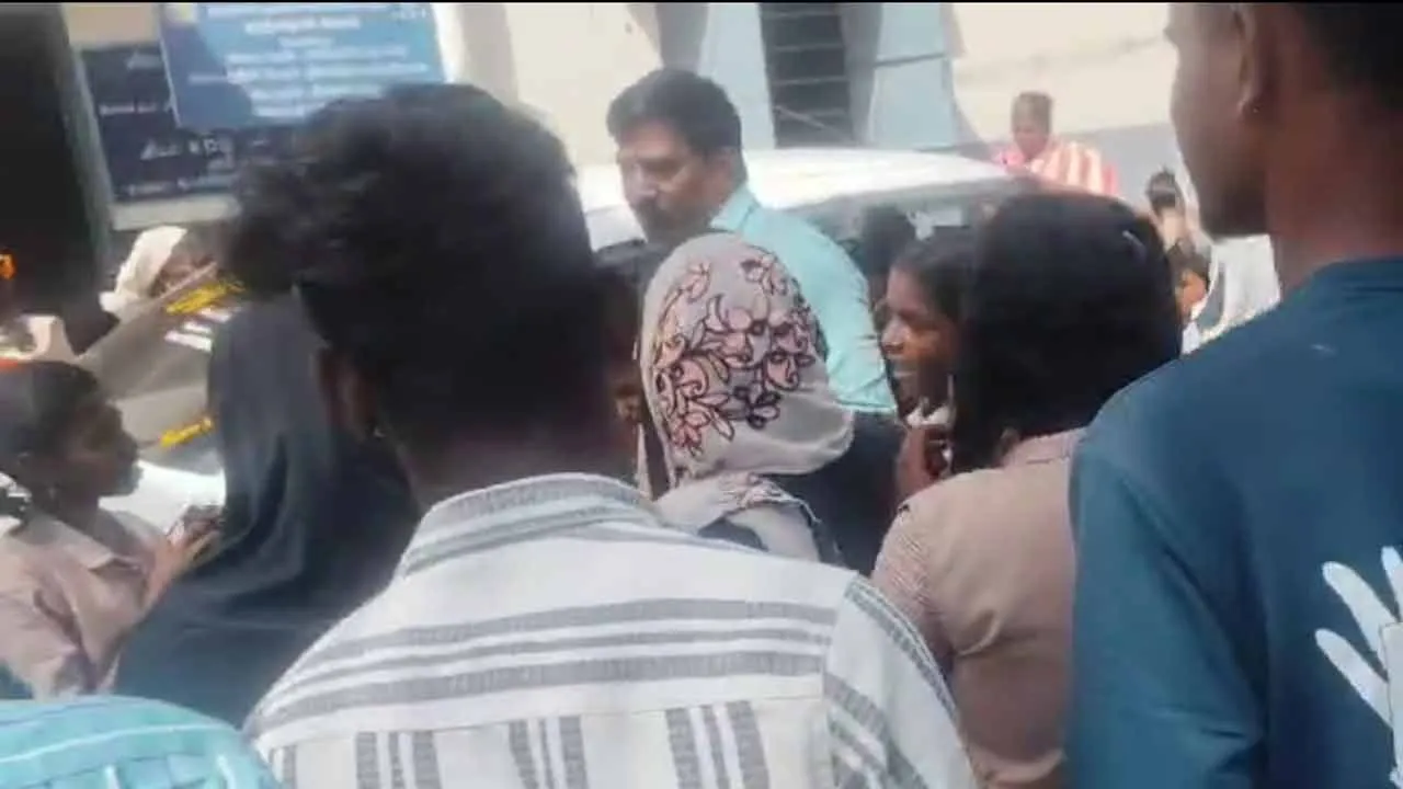  “எங்க சார மாத்தாதீங்க... எங்களுக்கு அவருதான் வேணும்..” - மாணவர்கள் போராட்டம்