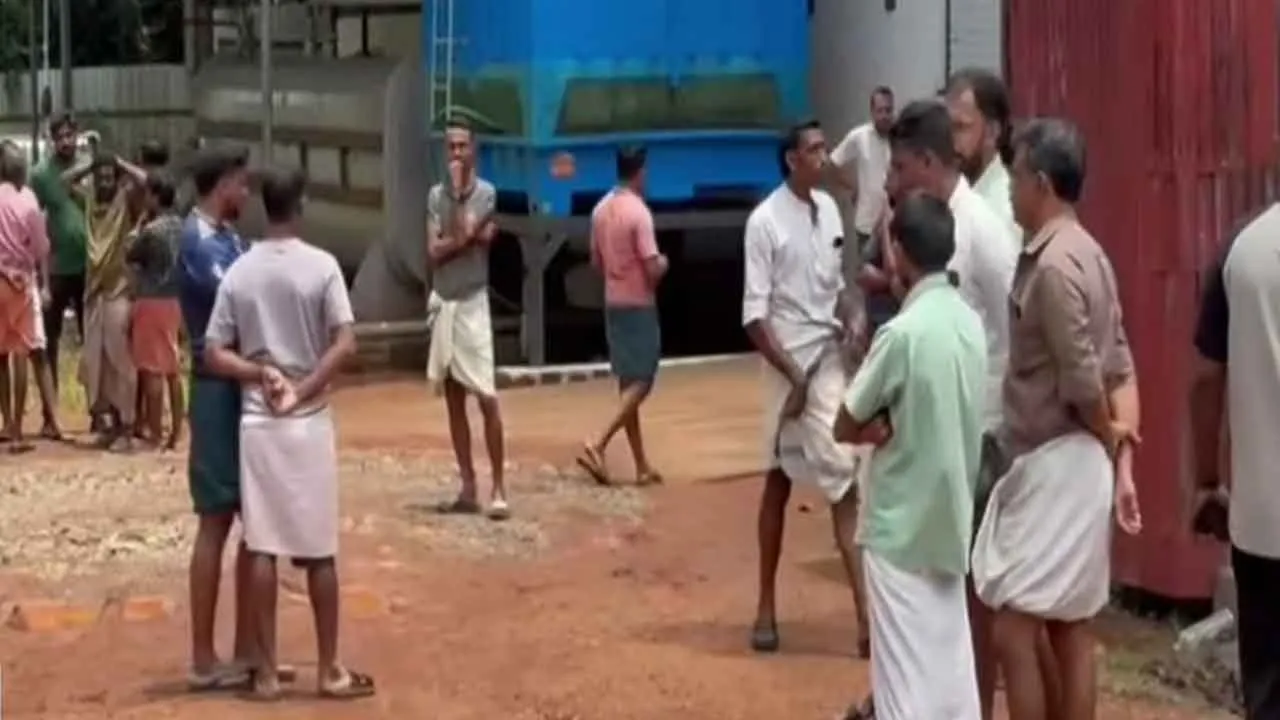  Shock at chicken manure plant as three people faint and  lose their live Photograph: (kerala) 