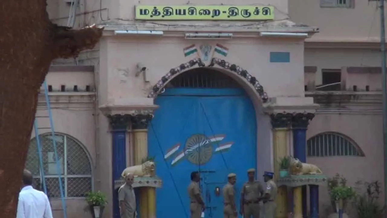  “அவன முடிச்சிட்டு உன்கிட்ட வர்றோம்...”; சிறை அதிகாரியின் அட்டகாசம் - கண்ணீர் வடிக்கும் கைதியின் தாய்!