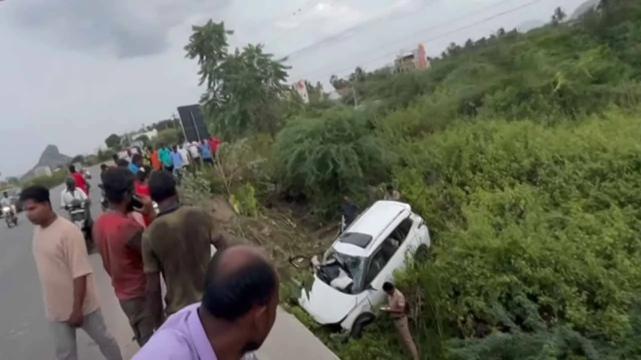  Car overturns into ditch after hitting roadblock - two lose their live Photograph: (krishnagiri) 