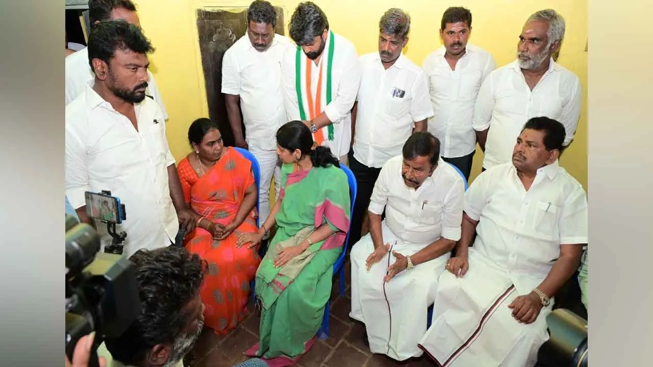  ஆணவக் கொலை; கவின் குடும்பத்திற்கு கனிமொழி எம்.பி. நேரில் ஆறுதல்!