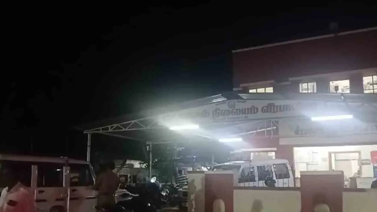  இரவில் நடந்த அத்துமீறல்; ஆண் நண்பரை விரட்டியடித்துவிட்டு இரு பெண்களை தூக்கிசென்ற இளைஞர்கள்!