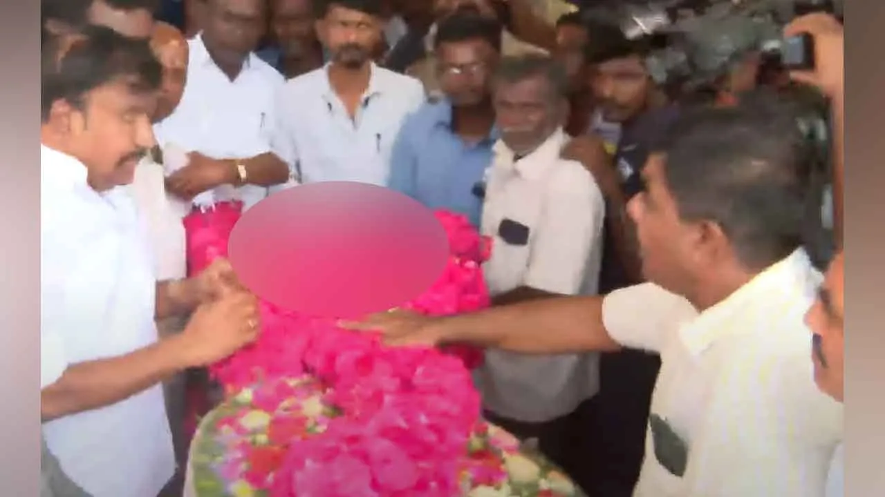  ஆணவக் கொலை விவகாரம் : கவின் உடல் ஒப்படைப்பு; அமைச்சர் கே.என். நேரு அஞ்சலி!