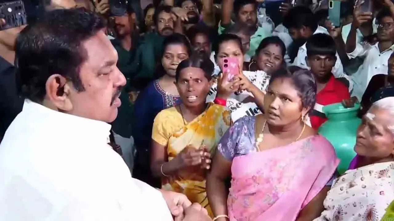  திடீரென பிரச்சார பேருந்தை வழிமறித்த பெண்கள்; வாக்குறுதி கொடுத்த எடப்பாடி பழனிசாமி!