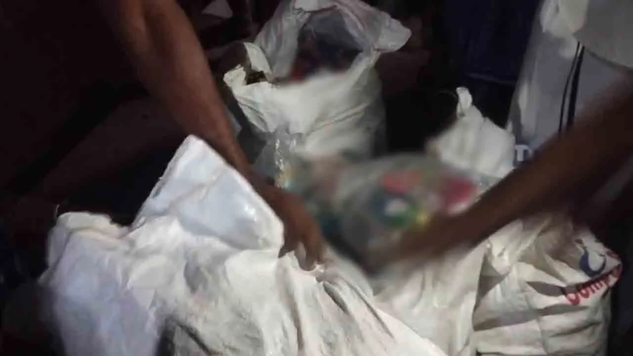  புத்தகப் பையில்  குட்கா பொருட்கள்; மிட்டாய் என நினைத்துச் சாப்பிட்ட பள்ளி மாணவர்கள்!
