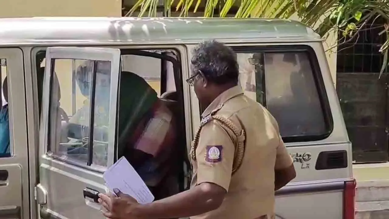  மாணவிகளுக்கு பாலியல் தொல்லை; ஆசிரியர்கள் கைது - தலைமையாசிரியர் தலைமறைவு!