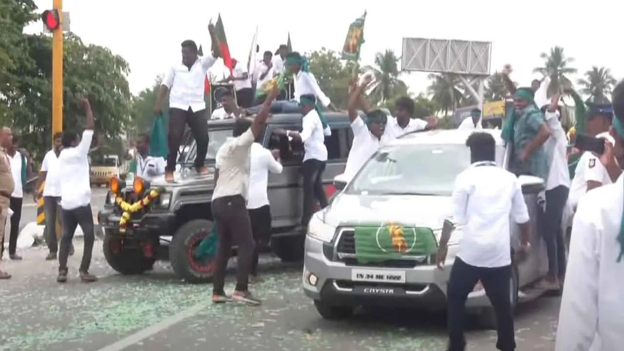  The commotion caused by the ruckus caused by the youth who came to pay their respects to Theeran Chinnamalai Photograph: (salem) 