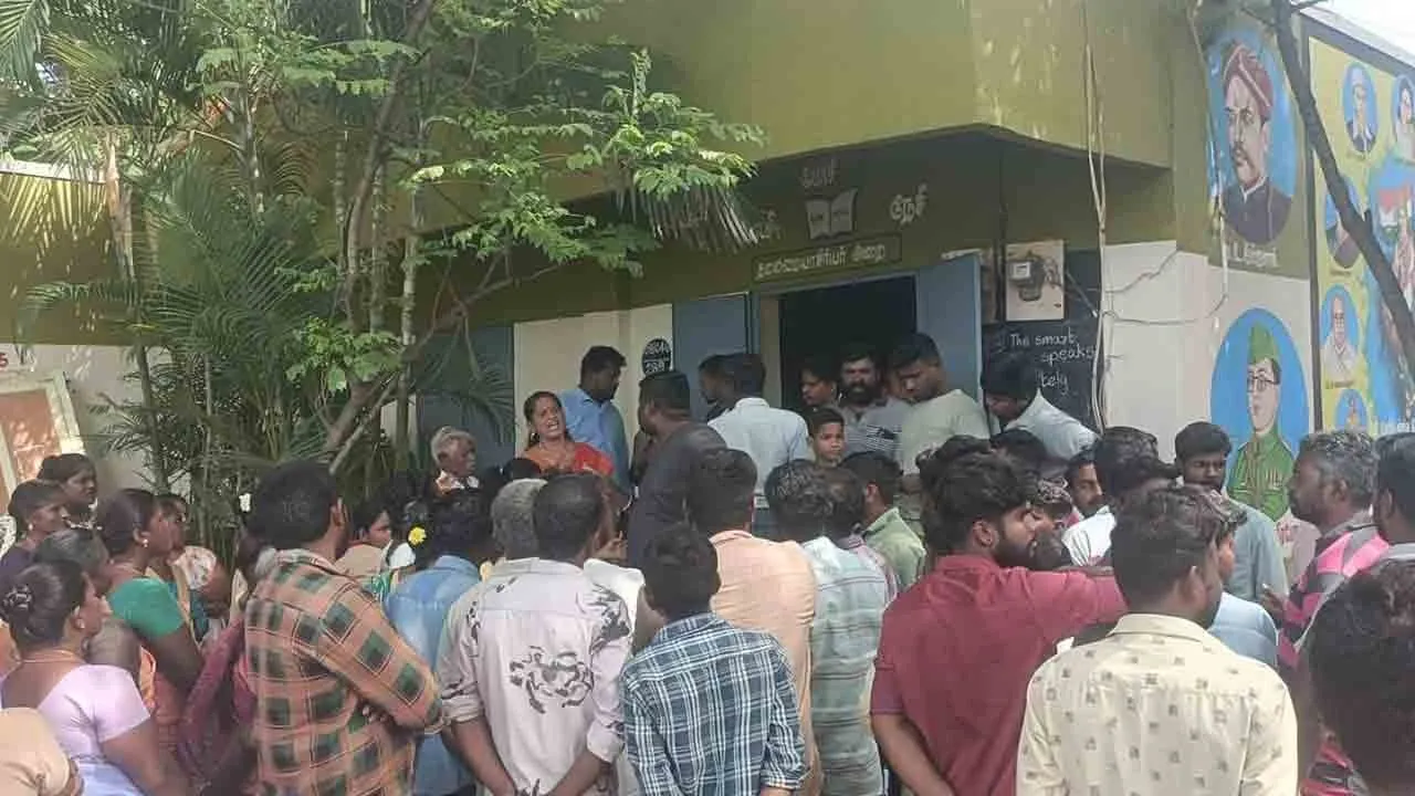  செய்தி சேகரித்த செய்தியாளர்கள் மீது தாக்குதல் நடத்திய தலைமை ஆசிரியை ஆட்கள்!