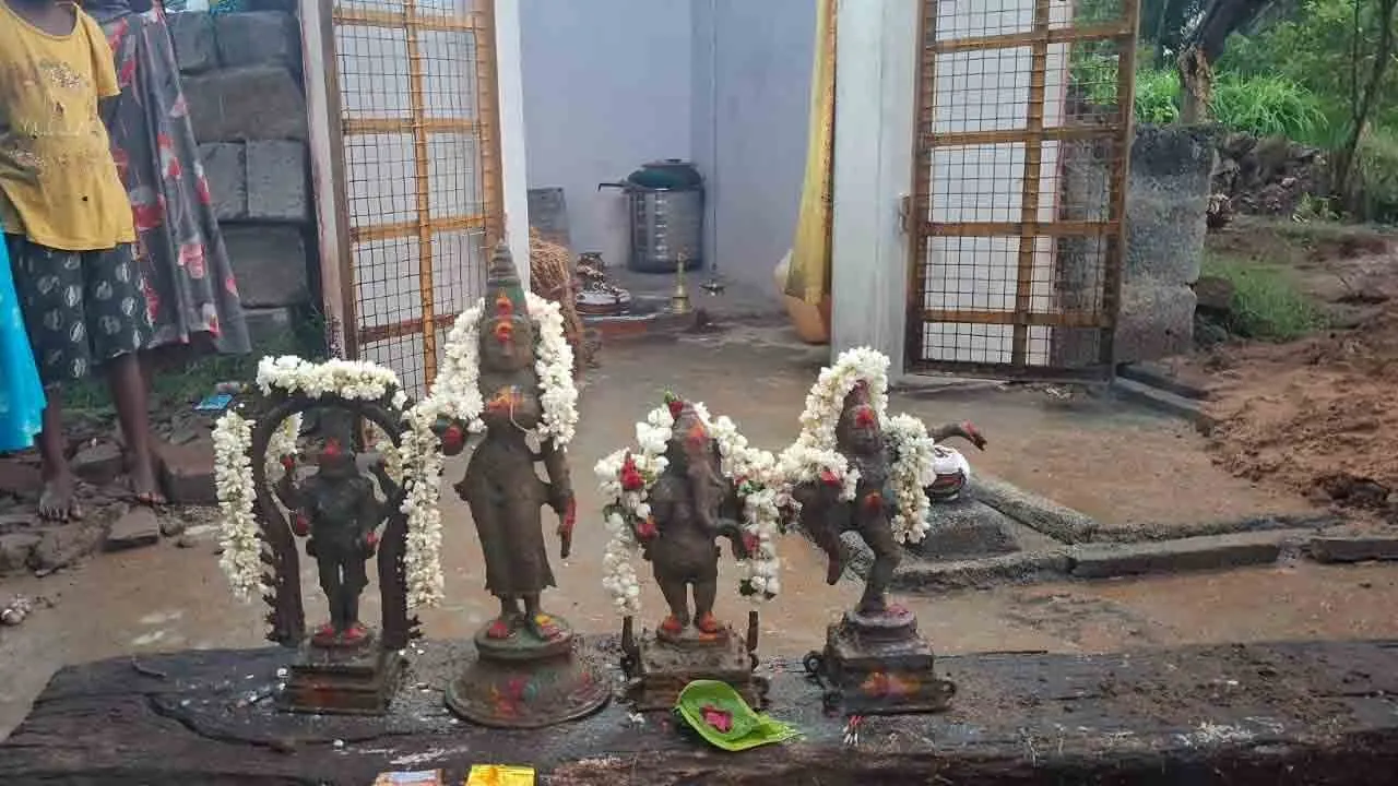  வேலூர் அருகே பழங்கால ஐம்பொன் சிலைகள் கண்டெடுப்பு