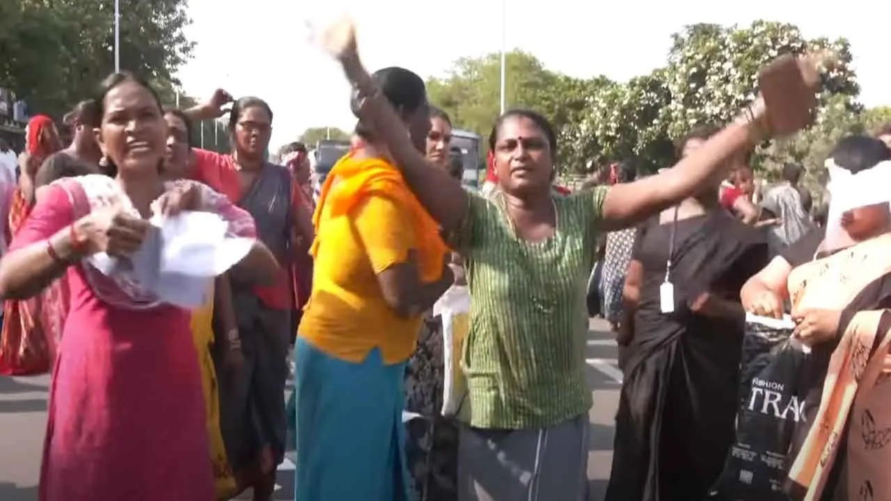  'They are keeping them inside the house; come to Kannagi Nagar and see for yourself' - Transgender women suddenly join the protest Photograph: (transgender) 