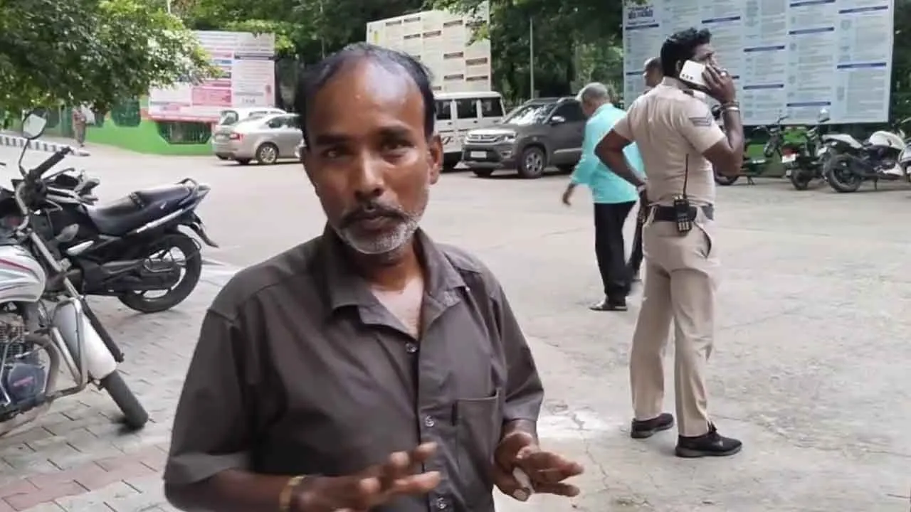  'No way to make a living' - Auto driver attempts to set himself on fire, sparks outrage Photograph: (vellore) 