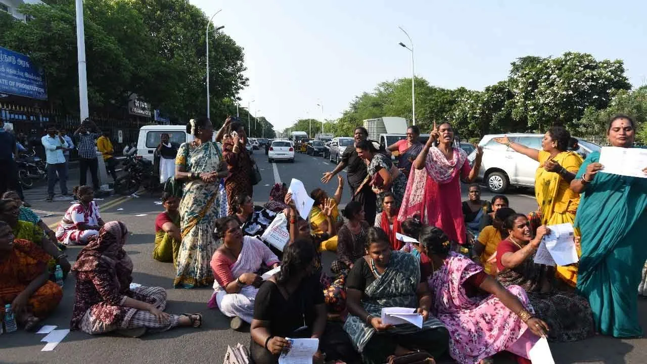  சென்னையில் திருநங்கைகள் சாலைமறியல்