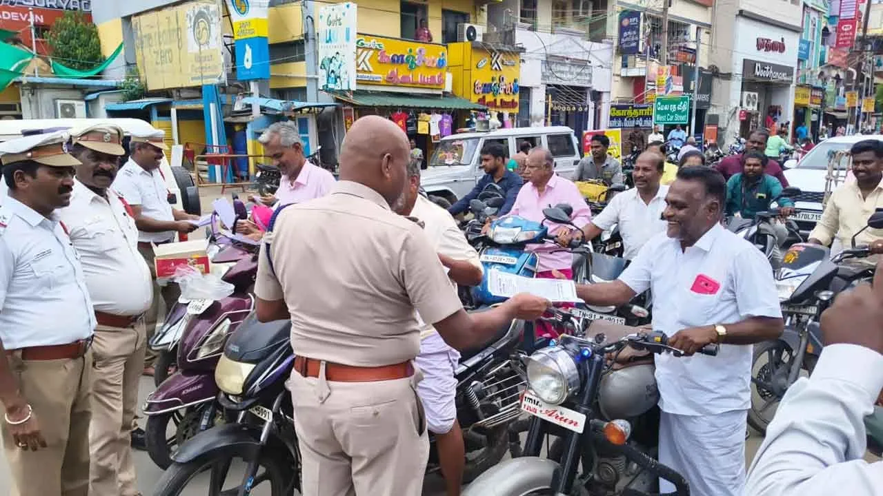  DSP creates helmet awareness Photograph: (police) 