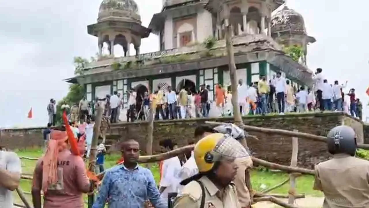  காவிக் கொடி ஏந்தி இஸ்லாமிய கல்லறையைச் சேதப்படுத்திய இந்து அமைப்பினர்; உ.பியில் பரபரப்பு!