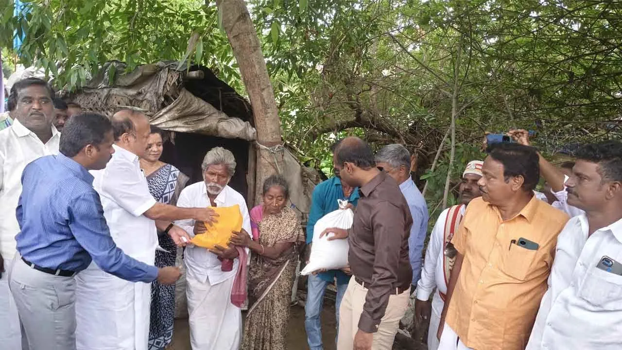  உத்தரவிட்ட அமைச்சர்; கண்ணீர் மல்க நன்றி தெரிவித்த முதிய தம்பதியர்!