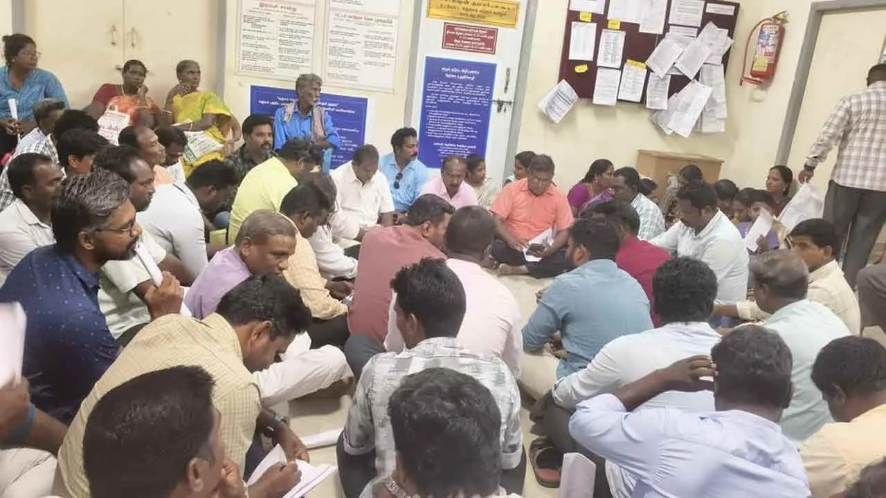  சிதம்பரம் சார் ஆட்சியரை கண்டித்து கிராம நிர்வாக அலுவலர்கள் தர்ணா!