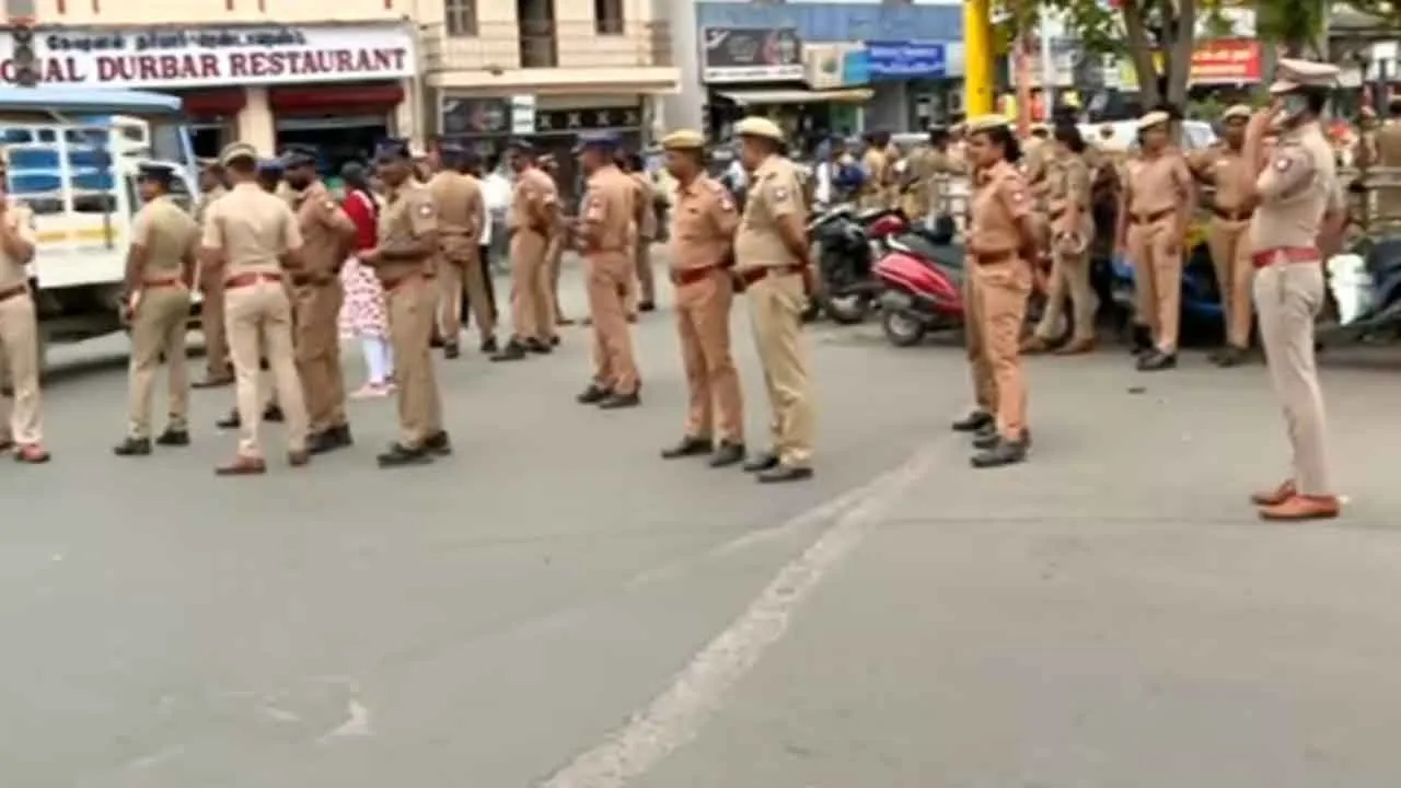  Police control 'Rippon Mansion' - tension due to unusual situation Photograph: (chennai) 