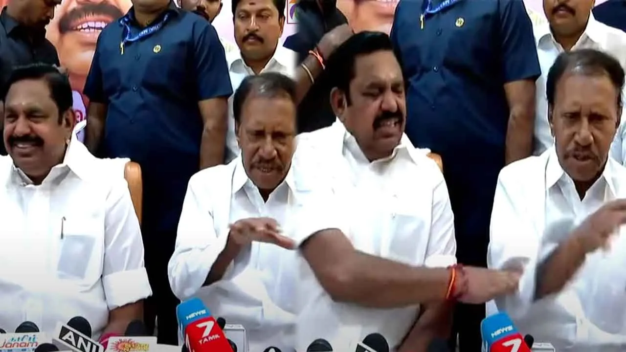  "'Irunna...''- Edappadi ignored Thambidurai by clapping his hands Photograph: (admk) 