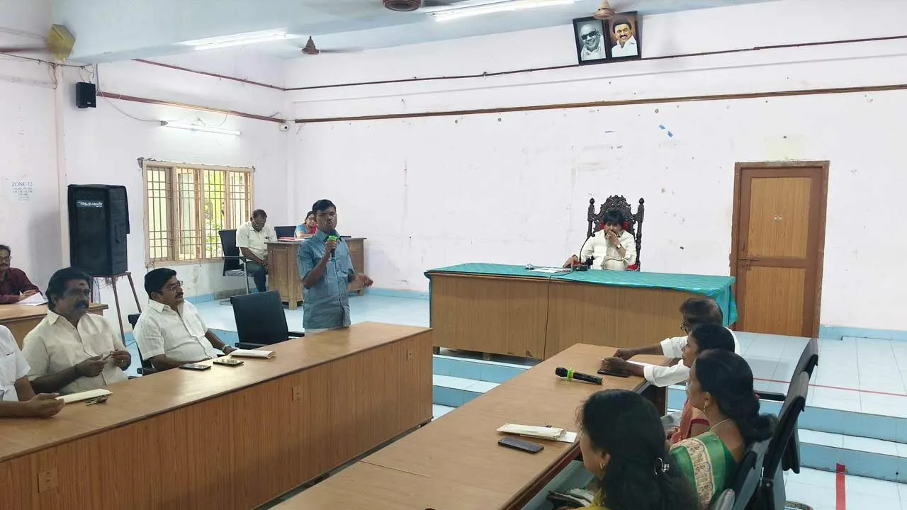 City Council President speaks in unison; journalists walk out Photograph: (CUDDALORE) 
