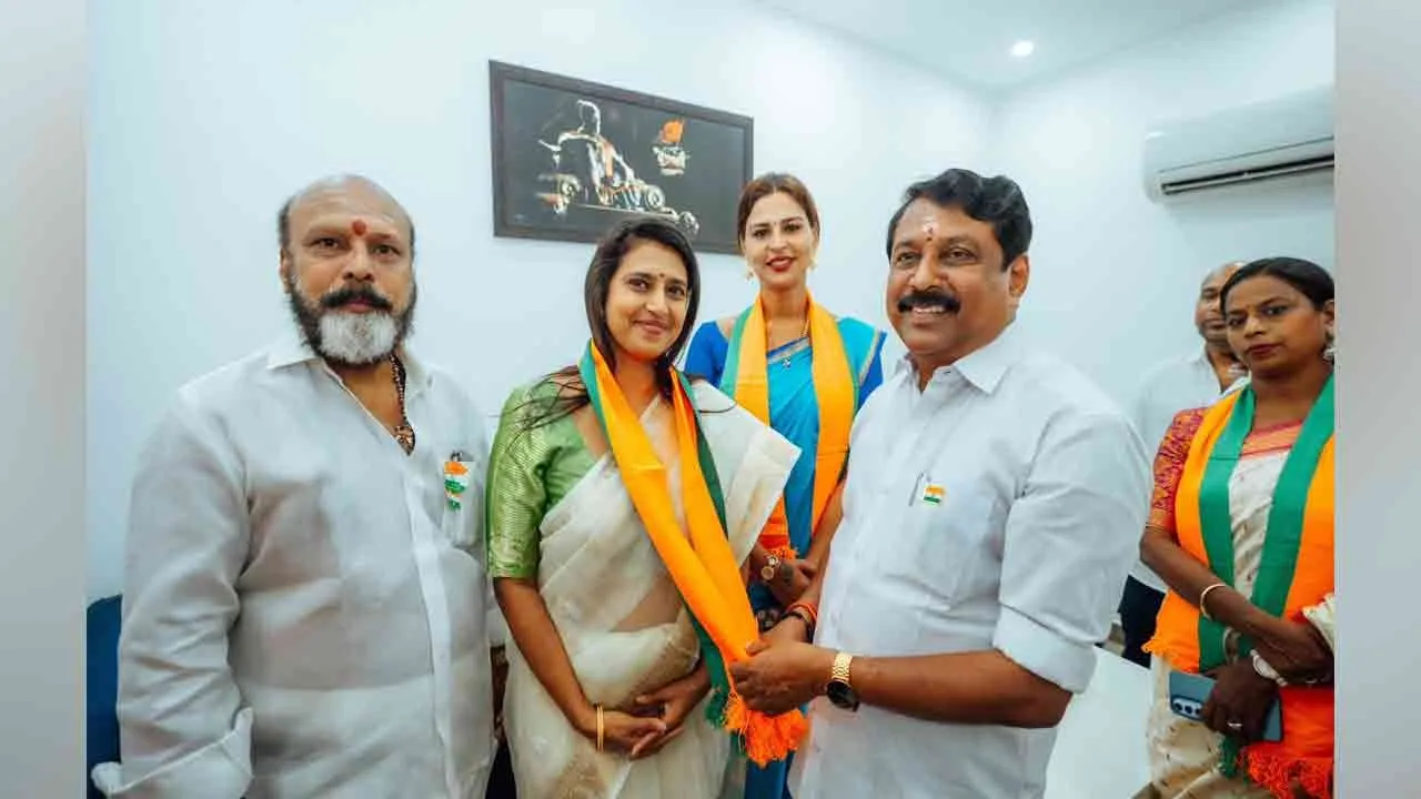  நடிகை கஸ்தூரி பா.ஜ.க.வில் இணைந்தார்!