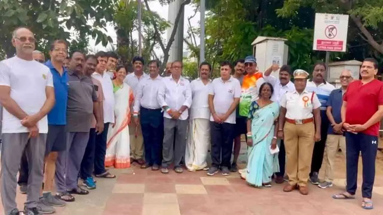  பீச் பாய்ஸ் நண்பர்கள் சார்பாக பெசனட் நகர் கடற்கரையில் தேசியக் கொடி ஏற்றம்!