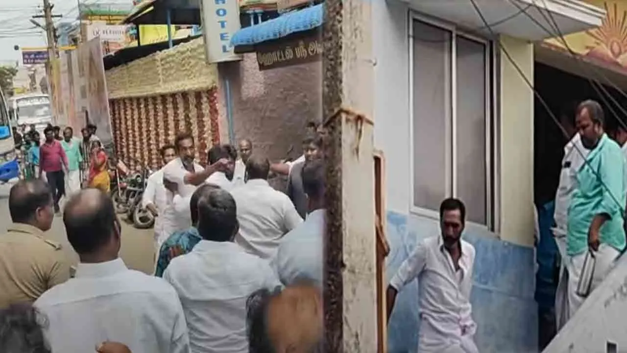  Dispute at district committee meeting; DMK members clash on the road Photograph: (dmk) 