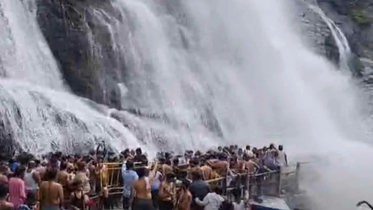  Flooding in Courtallam; tourists evacuated Photograph: (KUTRALAM) 