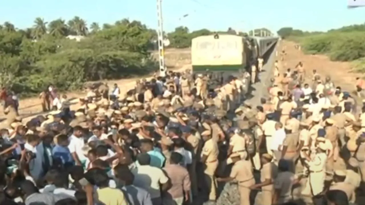  Rameswaram fishermen protest against train strike Photograph: (rameshwaram) 