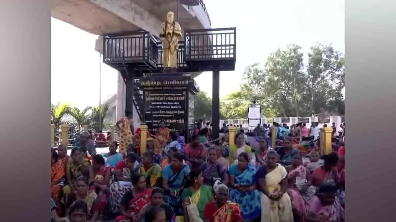  மதுரையில் தூய்மைப் பணியாளர்கள் போராட்டம்!