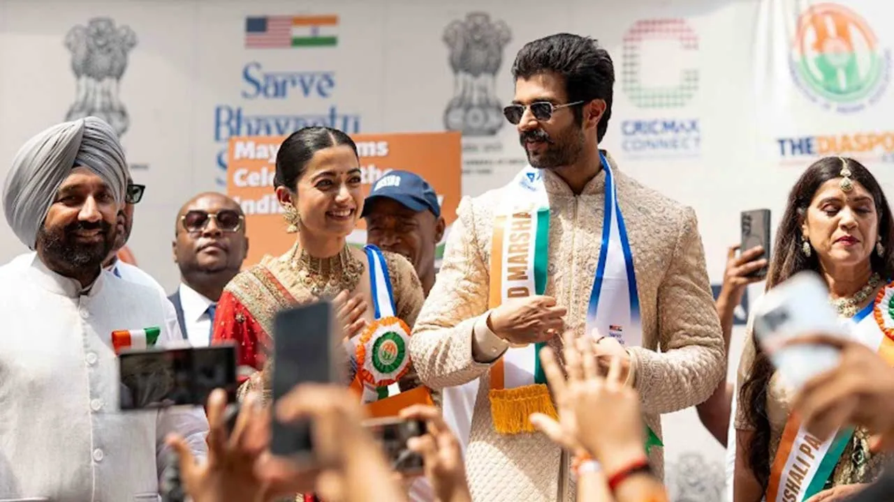  இந்தியா தின அணிவகுப்பு; ஜோடியாக பங்கேற்ற விஜய் தேவரகொண்டா - ராஷ்மிகா