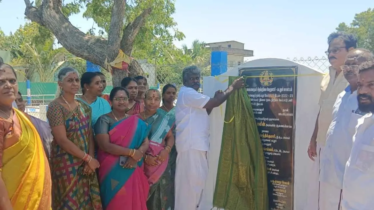  குளமாக மாறிய வாய்க்கால்; பொதுமக்கள் வரவேற்பு