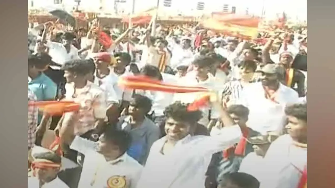  மதுரை மாநாட்டில் சீமானை கடுமையாக விமர்சித்த த.வெ.க தொண்டர்கள்!