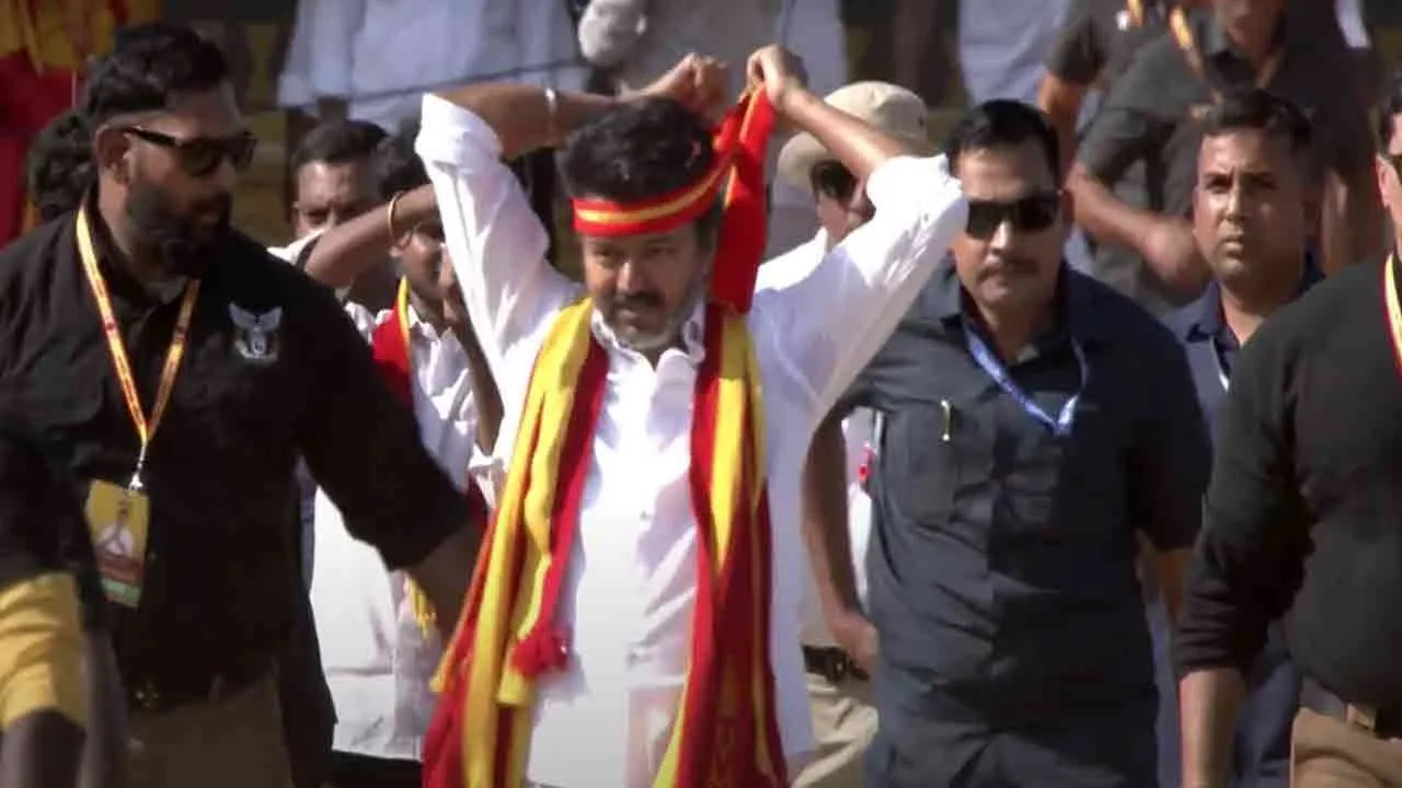  “உங்கள் விஜய்.... நான் வரேன்.... ” - பாடலுடன் மாநாட்டில் என்ட்ரி கொடுத்த விஜய்!