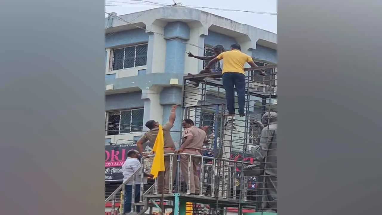  “விஜய் இங்க வரனும்” - அண்ணா சிலை தடுப்பு கம்பியில் படுத்துக் கொண்ட போதை ஆசாமி