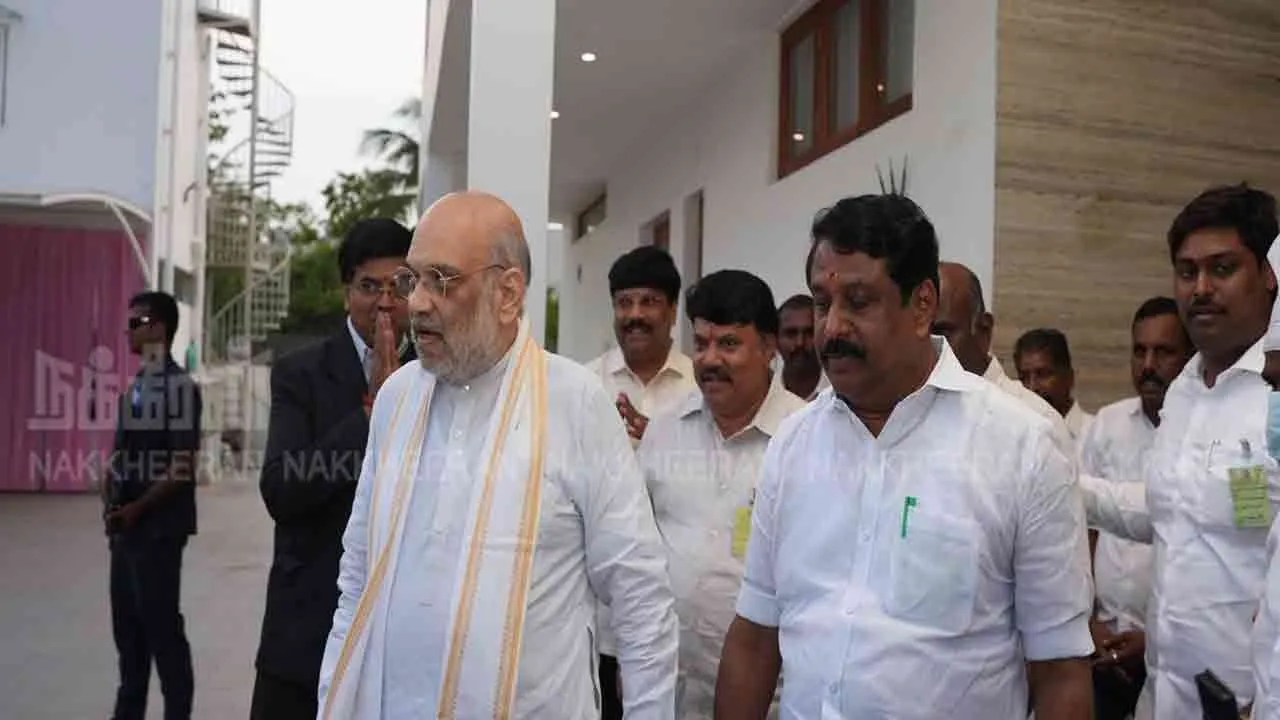  Union minister amit shah with nainar nagendran 