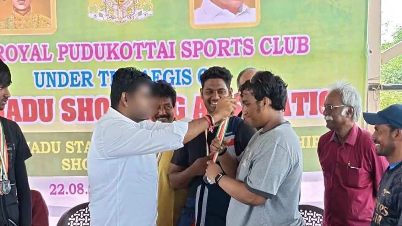  தமிழக பாஜக மாஜி தலைவரிடம் பதக்கம் பெற மறுத்த திமுக அமைச்சரின் மகன்!