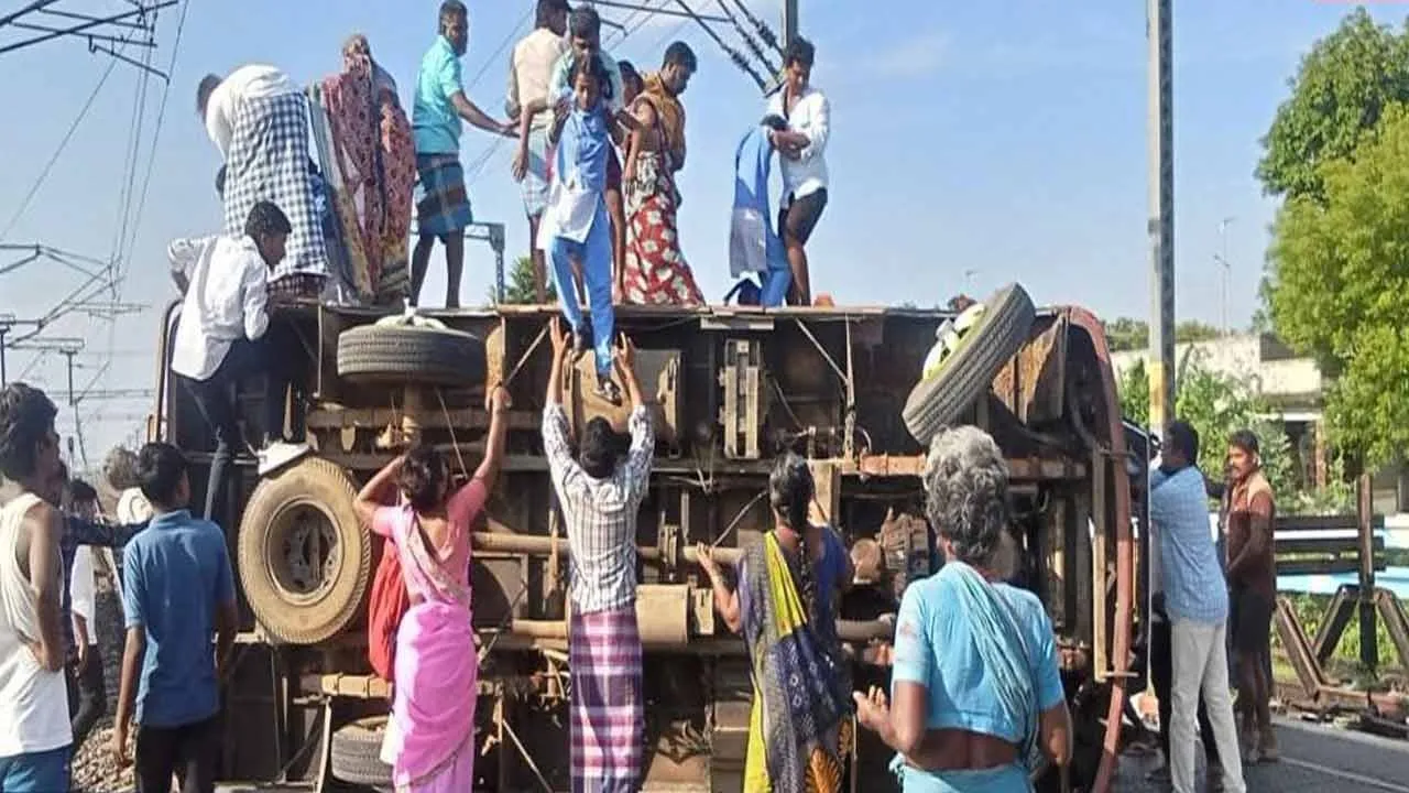  School van overturns on railway tracks tension again in Cuddalore 
