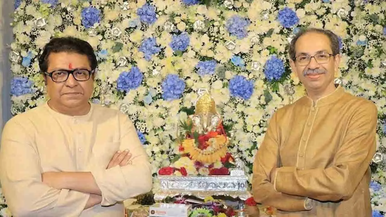  Uddhav Thackeray visit Raj Thackeray's house for Ganesh puja after 20 years 