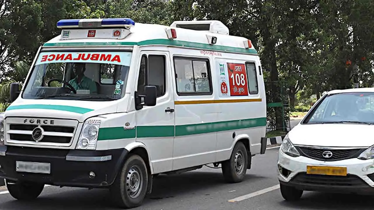  Police lock ambulances parked on the roadside Photograph: (vellore) 