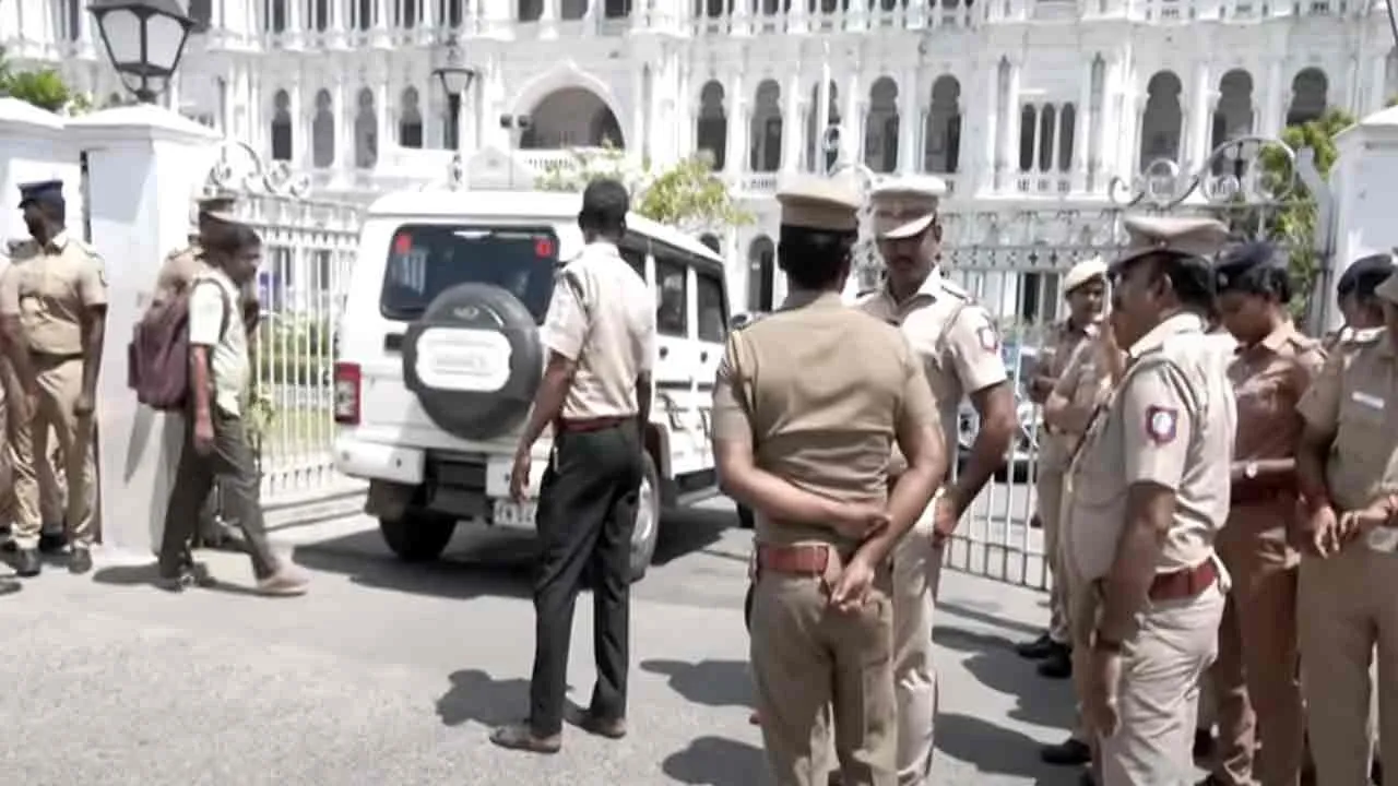 Will sanitation workers protest again? - Police deployed in front of Ripon House Photograph: (chennai) 