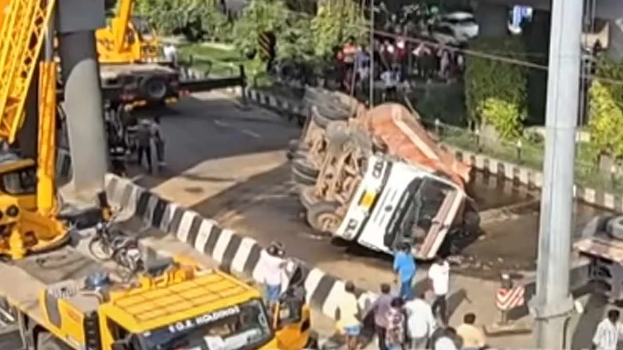  Cement truck overturns in the middle of the road - GST road stalled Photograph: (CHENNAI) 