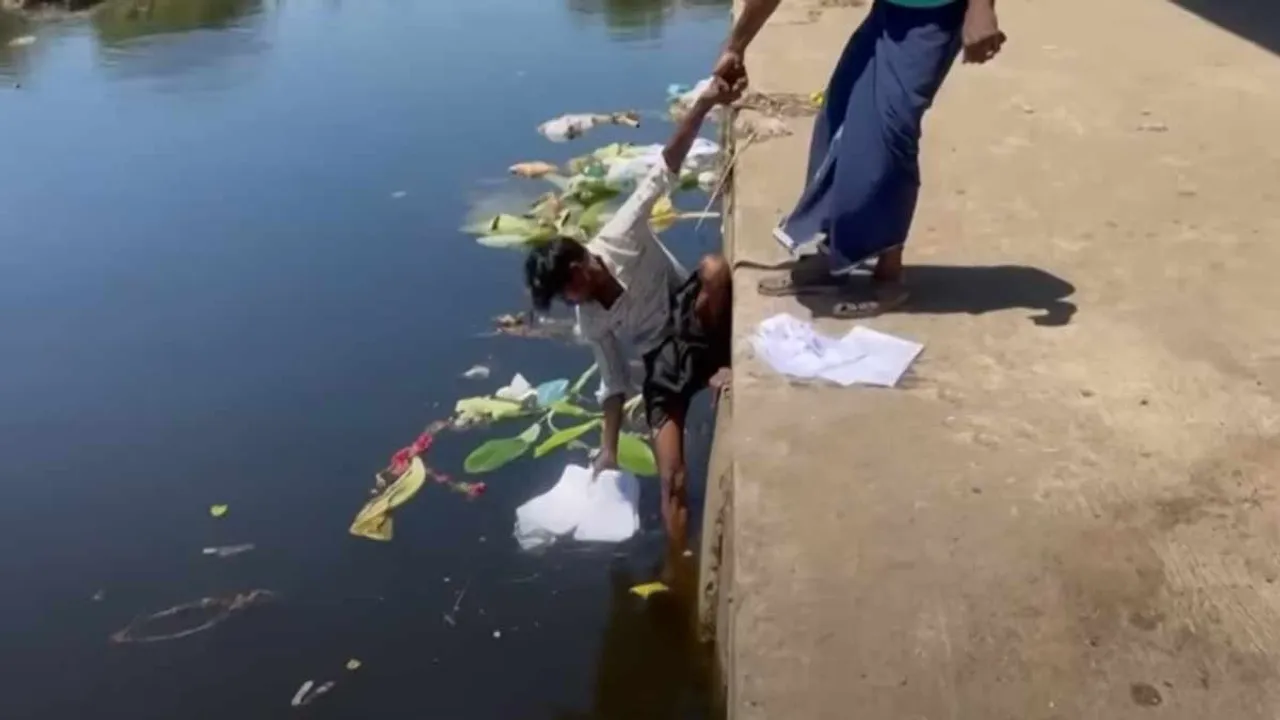  'Stalin with you' petitions thrown into the river - twists and turns continue due to different interpretations Photograph: (Sivagangai) 