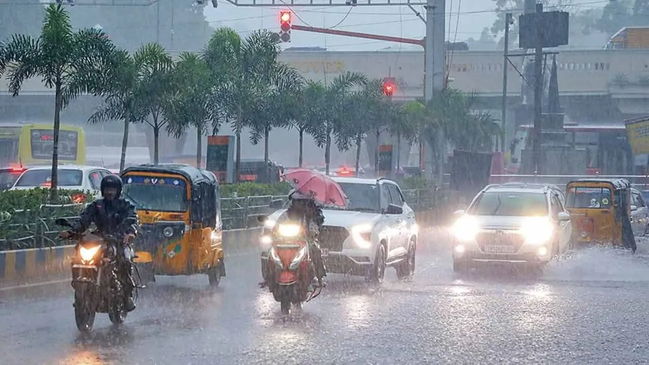  Heavy rains lashed the country in the middle of the night; Alert issued for 17 districts Photograph: (rain) 