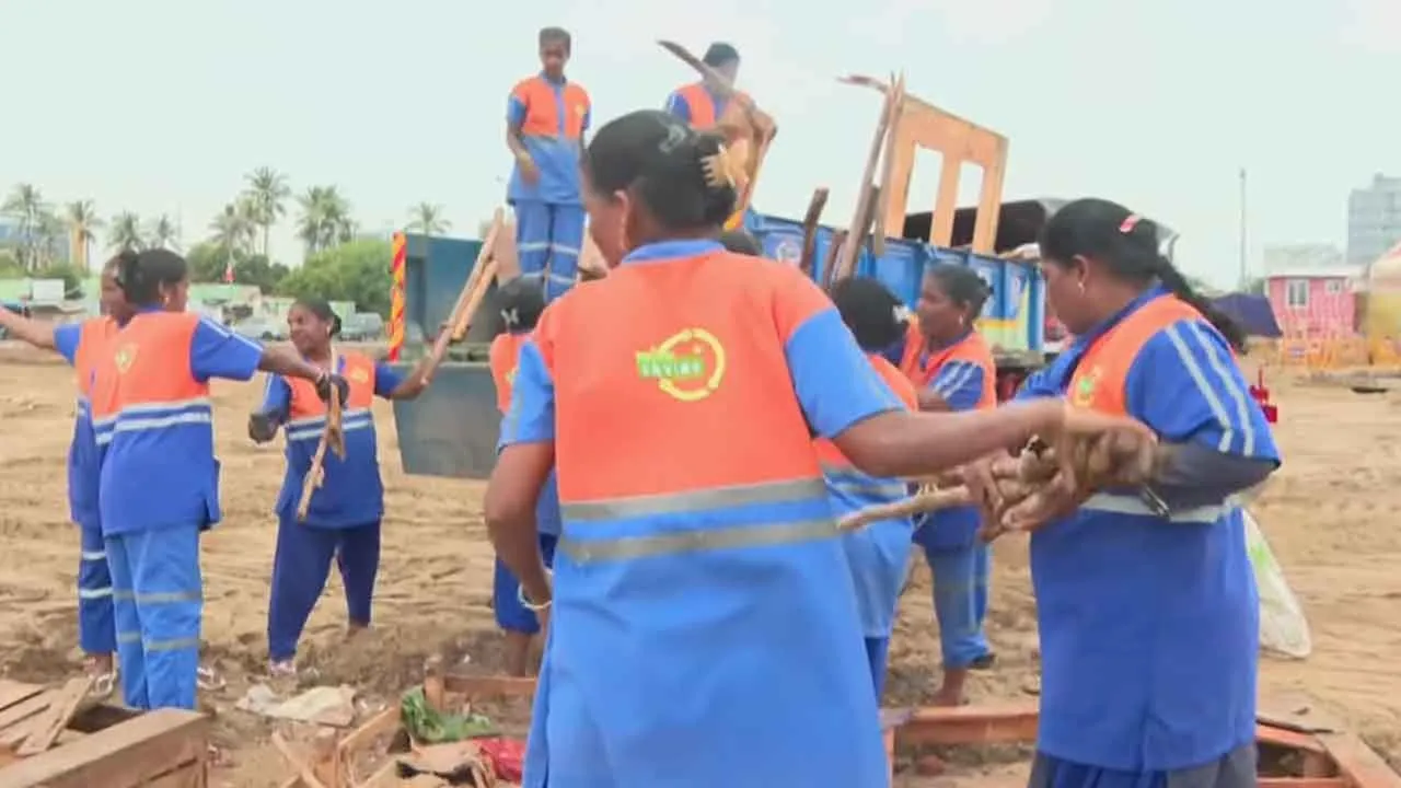  Ganesha idol immersion - sanitation workers working to remove waste Photograph: (chennai) 