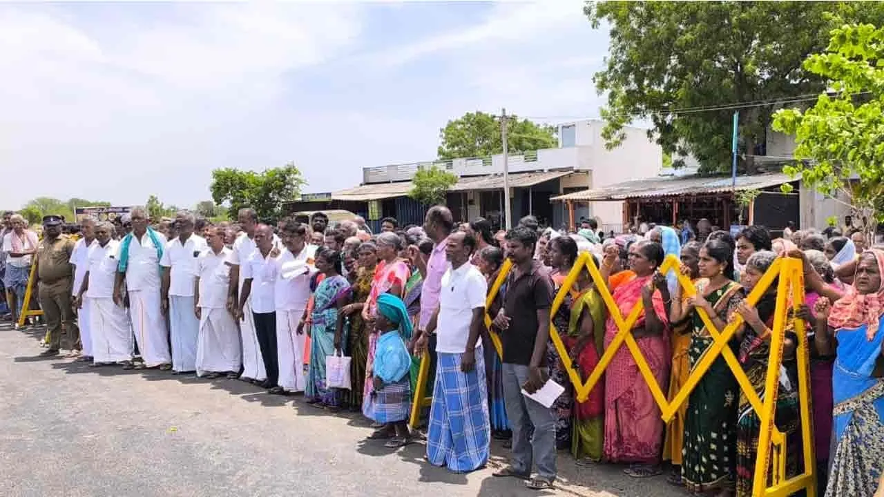  ‘பட்டாசு ஆலைகளை அடித்து நொறுக்குவோம்’ - ஆர்ப்பாட்டத்தில் எச்சரிக்கை