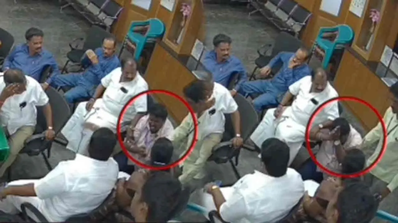  பட்டியலின அதிகாரியை கவுன்சிலர் காலில் விழ வைத்த கொடூரம்!