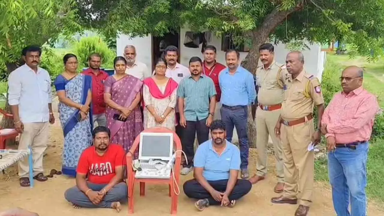  கருவில் இருப்பது ஆணா பெண்ணா...? ரூ. 5,000 முதல் ரூ.50,000 வரை - போலி மருத்துவருக்குக் காப்பு!
