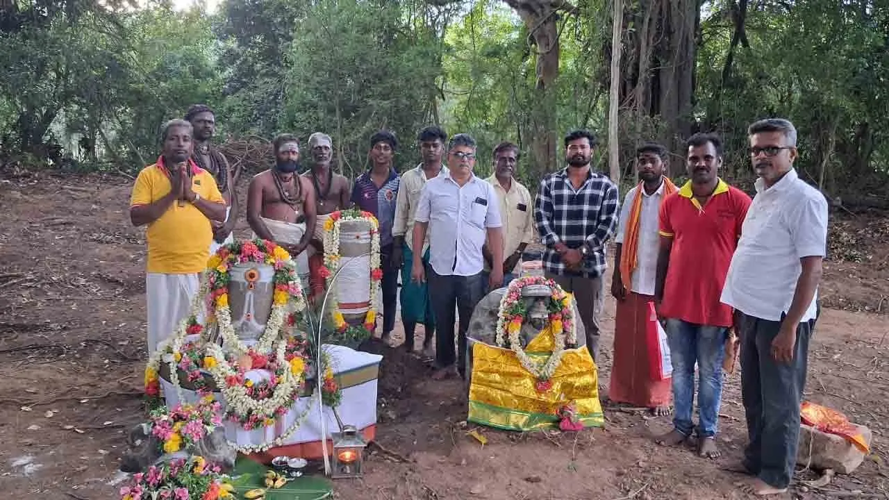  Arun Mozheeswaram discovery! - Villagers started worshipping the discovered Shivalinga Photograph: (PUDUKOTTAI) 