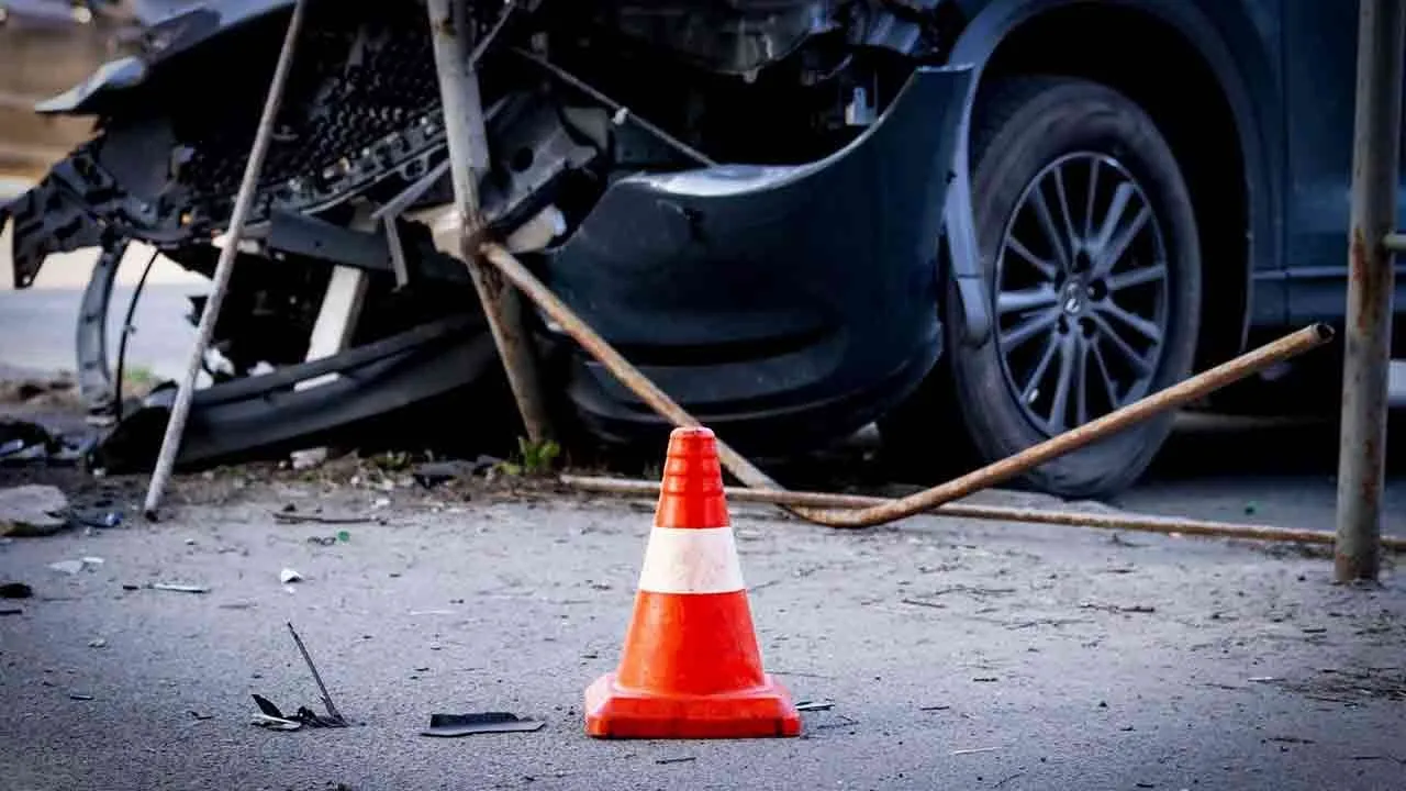  Vehicle accident near Atthani - Two lives lost Photograph: (erode) 