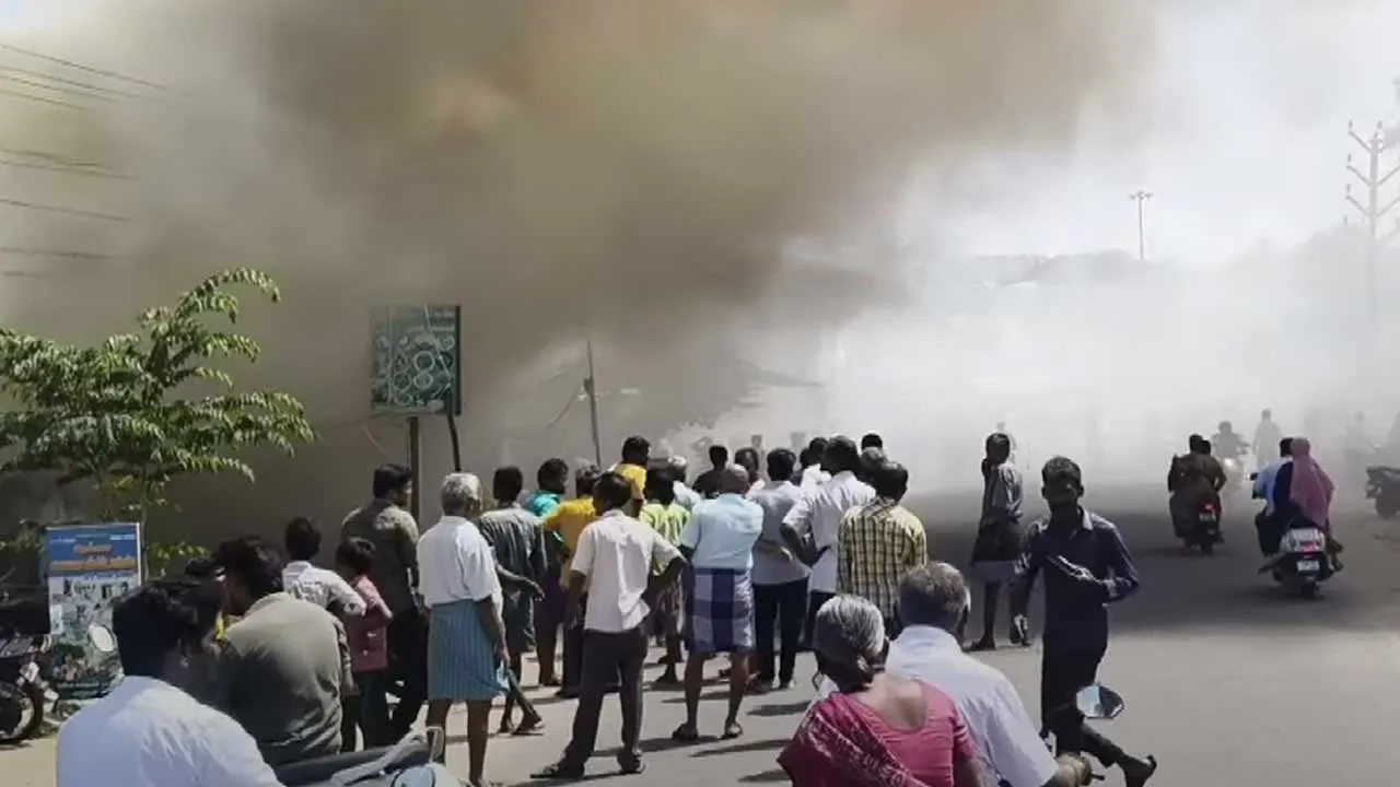  Fire breaks out in hotel; panic grips residents Photograph: (fire accident) 